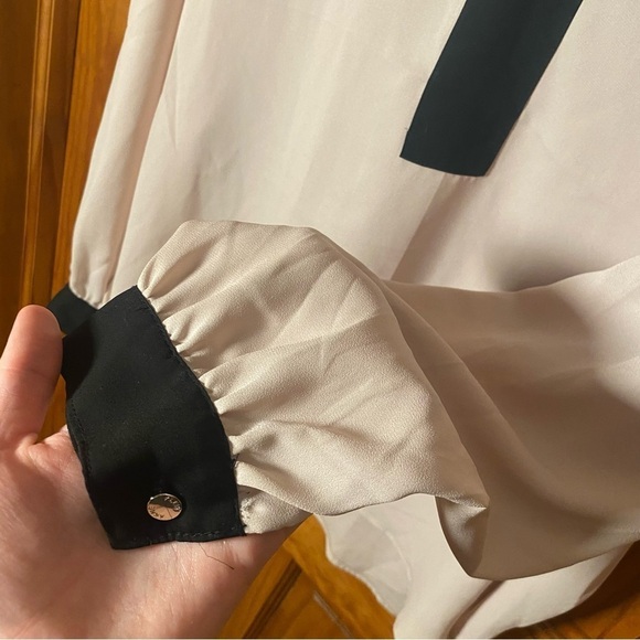 Anne Klein V-Neck Peasant Sleeve Blouse In Dusty Pink with Black Accents - Picture 5 of 8